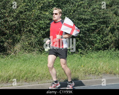 Eddie Izzard continue sur son marathon 24 défi comme il fait son chemin à travers de Harrogate Leeds dans l'aide de secours Sport Banque D'Images