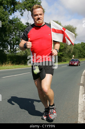 Eddie Izzard continue sur son marathon 24 défi comme il fait son chemin à travers de Harrogate Leeds dans l'aide de secours Sport Banque D'Images