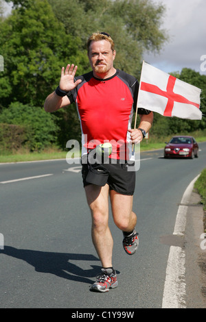 Eddie Izzard continue sur son marathon 24 défi comme il fait son chemin à travers de Harrogate Leeds dans l'aide de secours Sport Banque D'Images