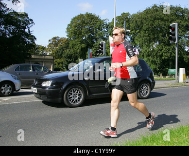 Eddie Izzard continue sur son marathon 24 défi comme il fait son chemin à travers de Harrogate Leeds dans l'aide de secours Sport Banque D'Images