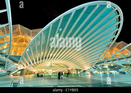 Portugal, Lisbonne : lumineux nocturne train et métro garé do Oriente Banque D'Images