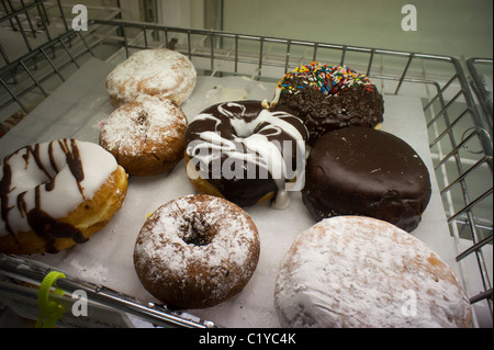 Assortiment de beignets sont vus dans un supermarché boulangerie à New York, le vendredi 25 mars, 2011. (© Richard B. Levine) Banque D'Images