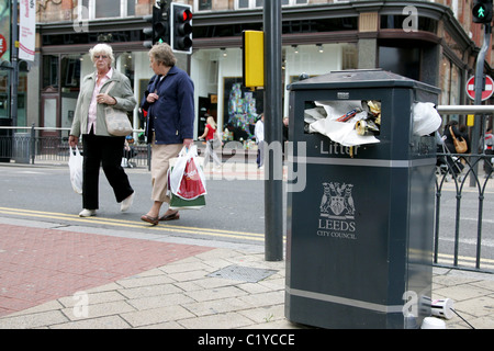 Services de collecte des déchets dans la région de Leeds ont été durement touchés que les travailleurs et le personnel de nettoyage du bac a commencé une grève sur la rémunération du conseil proposé Banque D'Images