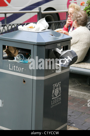 Services de collecte des déchets dans la région de Leeds ont été durement touchés que les travailleurs et le personnel de nettoyage du bac a commencé une grève sur la rémunération du conseil proposé Banque D'Images