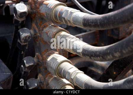 Les tubes d'huile d'une vieille machine agricole. LLeida, Espagne. Banque D'Images