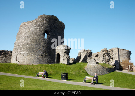 Profiter du soleil avec les ruines du château d'Aberystwyth Wales UK Banque D'Images