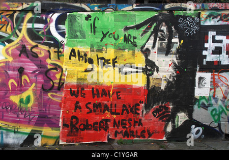 Bob Marley graffiti sur un mur à Edimbourg avec le cite, "si vous êtes un grand arbre, nous avons une petite hache'. Banque D'Images