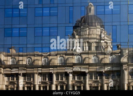 La conception moderne du bâtiment aux parois en verre avec des réflexions sur le port de Liverpool Building, dans le développement de l'île de Mann, Liverpool, Merseyside, Royaume-Uni Banque D'Images