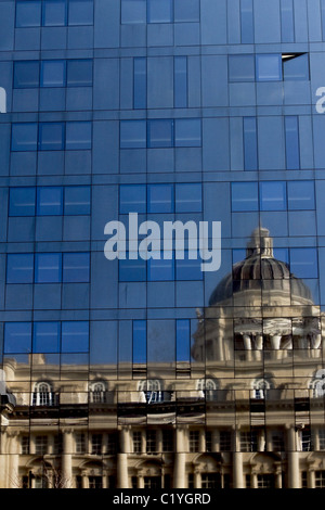 La conception moderne du bâtiment aux parois en verre avec des réflexions sur le port de Liverpool Building, dans le développement de l'île de Mann, Liverpool, Merseyside, Royaume-Uni Banque D'Images