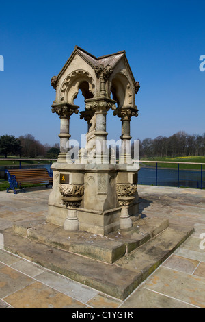 Sefton Park grès gothique victorien fontaine à boire, probablement par André et Hornblower, Liverpool, Merseyside, Royaume-Uni Banque D'Images