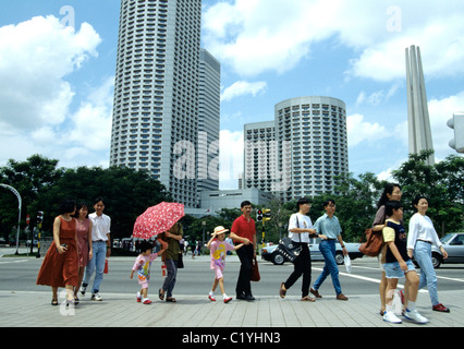 Singapour. La famille de Singapour rue animée près de la centre commercial Raffles, au centre-ville. © 2008 Banque D'Images