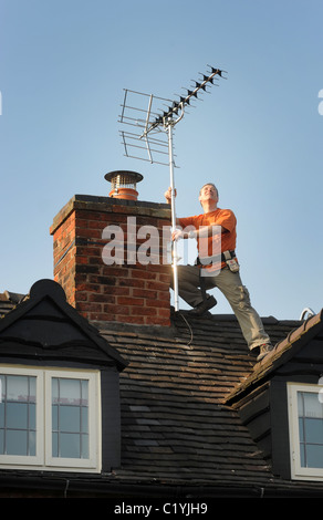 Monteur d'ANTENNE ANTENNE TV NUMÉRIQUE LE MONTAGE DES NOUVEAUX À LA CHAMBRE RE PASSAGE AU NUMÉRIQUE ANALOGIQUE SIGNAL ANTENNES NOUVEAU COUPER UK Banque D'Images