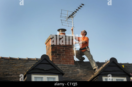 Monteur d'ANTENNE ANTENNE TV NUMÉRIQUE LE MONTAGE DES NOUVEAUX À LA CHAMBRE RE PASSAGE AU NUMÉRIQUE ANALOGIQUE SIGNAL ANTENNES NOUVEAU COUPER UK Banque D'Images