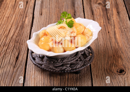 Bol de pommes de terre cuite au four avec du fromage mozzarella Banque D'Images