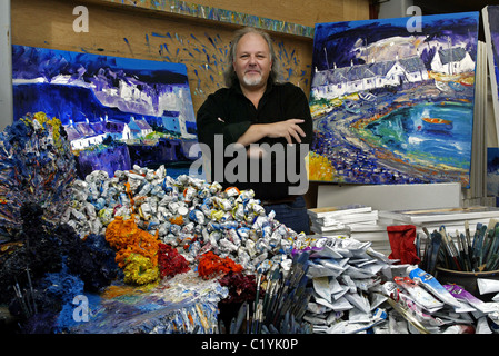 Artiste écossais John Lowrie Morrison, également connu comme Jolomo dans son studio à Tayvallich, Argyll, sur la côte ouest de l'Ecosse Banque D'Images