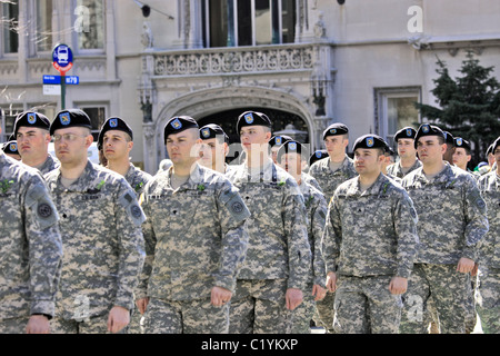 US Army Soldiers marching in New York City Saint Patrick's Day Parade Banque D'Images