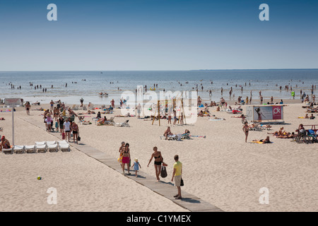 Les gens sur la plage de Pärnu en Estonie Banque D'Images