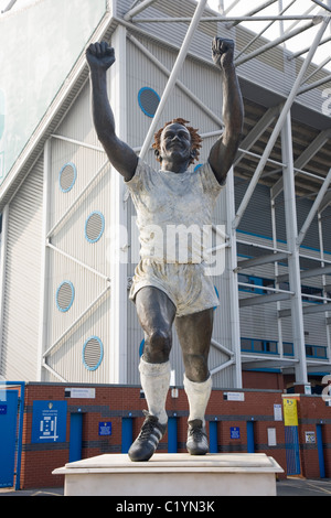 Statue de joueur de Billy Bremner en face de la tribune d'Elland Road home de Leeds United Football Club Leeds West Yorks Banque D'Images