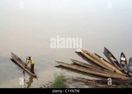 Betou,pirogue,fleuve Oubangui, République du Congo Banque D'Images