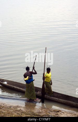Betou,pirogue,fleuve Oubangui, République du Congo Banque D'Images