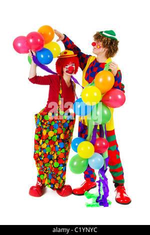 Drôle de couple habillé plein de ballons avec clowns Banque D'Images