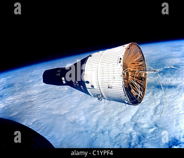 Gemini 7 vu de Gemini 6 durant leur rendez-vous dans l'espace (NASA) Banque D'Images