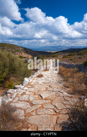 La route Byzantine, un ancien chemin pavé de pierre sur l'île de Paros Cyclades grecques. Banque D'Images