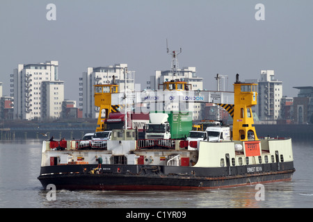 UK. NORTH WOOLWICH FERRY TRANSPORTANT DES PASSAGERS SUR LA RIVIÈRE THAMES À LONDON Banque D'Images