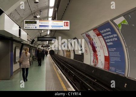 La plate-forme en ligne du nord - Kings Cross Station - Londres Banque D'Images