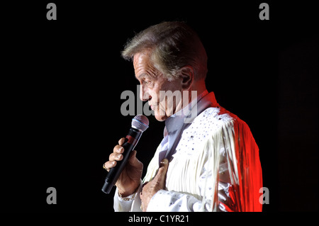 Le 27 mars 2011, Sacramento, CA - Pat Boone joue sur la scène à Thunder Valley Casino à Rocklin, CA Banque D'Images