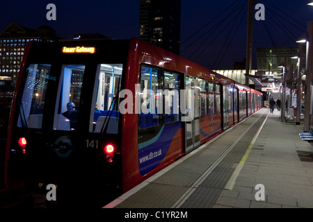 Docklands Light Railway (DLR) - Station de peuplier - Londres Banque D'Images