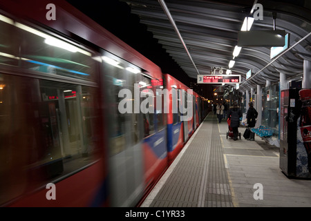 Docklands Light Railway (DLR) - Station de peuplier - Londres Banque D'Images