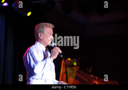 Le 27 mars 2011, Sacramento, CA - Pat Boone joue sur la scène à Thunder Valley Casino à Rocklin, CA Banque D'Images