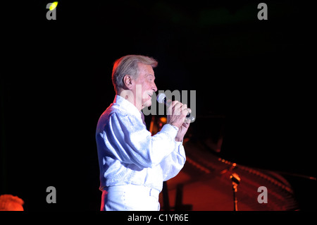 Le 27 mars 2011, Sacramento, CA - Pat Boone joue sur la scène à Thunder Valley Casino à Rocklin, CA Banque D'Images