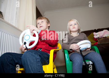 Deux jeunes enfants jouant la console de jeu Wii de Nintendo UK Angleterre Nottingham Banque D'Images