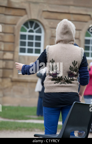 Un bénévole qui fait une tasse de l'eau prêt pour les coureurs de marathon à prendre, tout en participant, en Angleterre, Royaume-Uni Banque D'Images