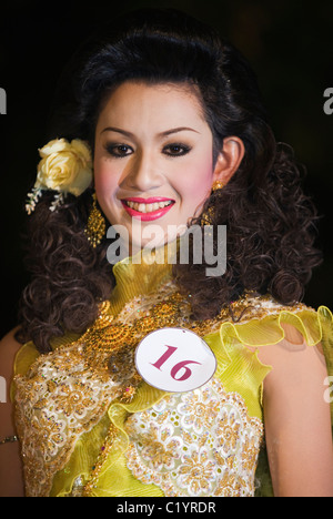 Venu dans un concours de beauté kathoey dans Nong Khai, province de Nong Khai, Thaïlande. Banque D'Images