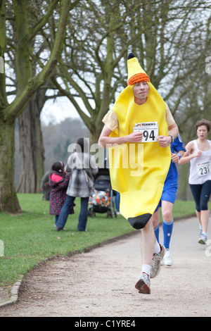 Un concurrent dans le cadre d'une organisation de l'événement pour recueillir des fonds pour Anthony Nolan Foundation Charity Marrowthon England UK Banque D'Images