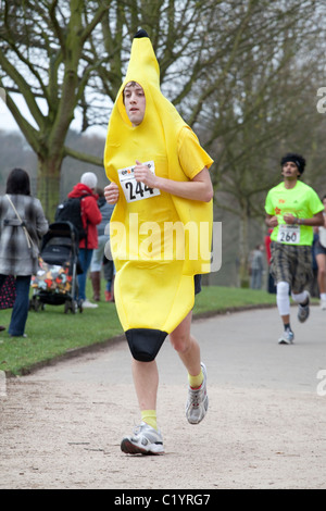 Un concurrent dans le cadre d'une organisation de l'événement pour recueillir des fonds pour Anthony Nolan Foundation Charity Marrowthon England UK Banque D'Images