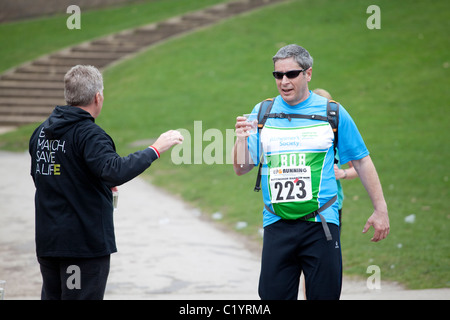 Un concurrent dans le cadre d'une organisation de l'événement pour recueillir des fonds pour Anthony Nolan Foundation Charity Marrowthon England UK Banque D'Images