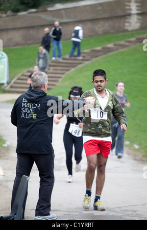 Un concurrent dans le cadre d'une organisation de l'événement pour recueillir des fonds pour Anthony Nolan Foundation Charity Marrowthon England UK Banque D'Images