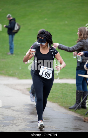 Un concurrent dans le cadre d'une organisation de l'événement pour recueillir des fonds pour Anthony Nolan Foundation Charity Marrowthon England UK Banque D'Images