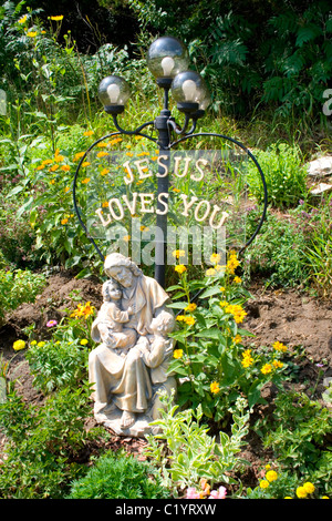 Jésus vous aime jardin statue de Jésus tenant un enfant. Fontaine Minnesota MN USA Banque D'Images