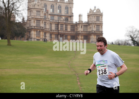 Un concurrent dans le cadre d'une organisation de l'événement pour recueillir des fonds pour Anthony Nolan Foundation Charity Marrowthon England UK Banque D'Images