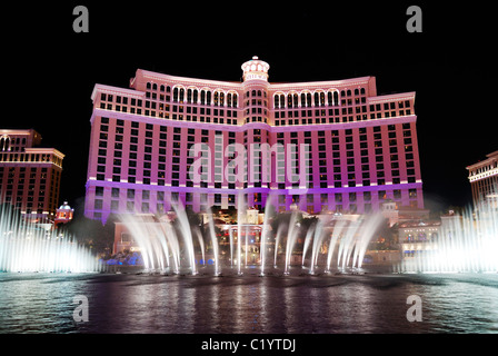 Bellagio Las Vegas Hotel Casino, en vedette avec son célèbre spectacle de fontaine, la nuit à Las Vegas, Nevada. Banque D'Images