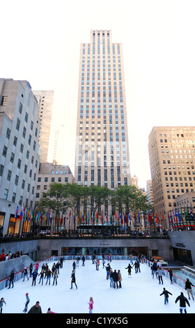 Les gens patiner sur glace dans le Centre Rockfeller à midtown Manhattan à Noël. Bienvenue à Manhattan, New York City. Banque D'Images