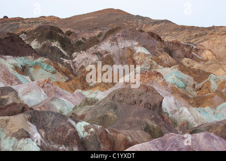 Artists Palette est une formation de roche multicolore dans le parc national de la Vallée de la mort, dans le comté d'Inyo, en Californie, aux États-Unis. Banque D'Images