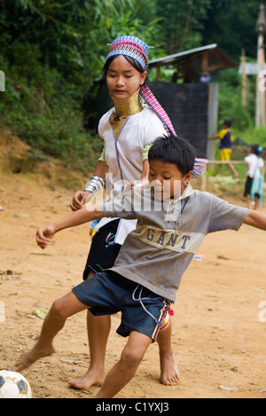 Col Long Paudang les enfants jouer au football dans le camp de réfugiés de Nai Soi (également connu sous le nom de Nupa Ah), Mae Hong Son, Thaïlande Banque D'Images