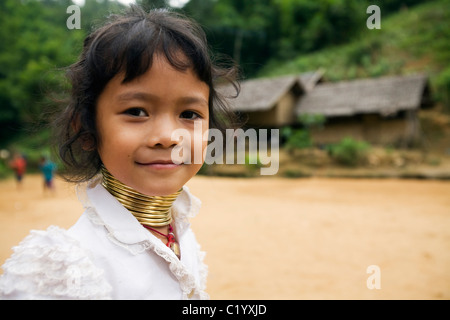 Les jeunes 'Long Necked" Paudang girl at Nai Soi (également connu sous le nom de Nupa Ah). Nai Soi, province de Mae Hong Son, THAÏLANDE Banque D'Images