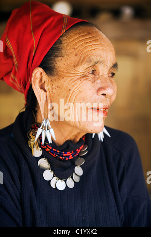 'Une vieille femme Karen' Big Ear à Nai Soi (également connu sous le nom de Nupa Ah) village. Nai Soi, province de Mae Hong Son, THAÏLANDE Banque D'Images